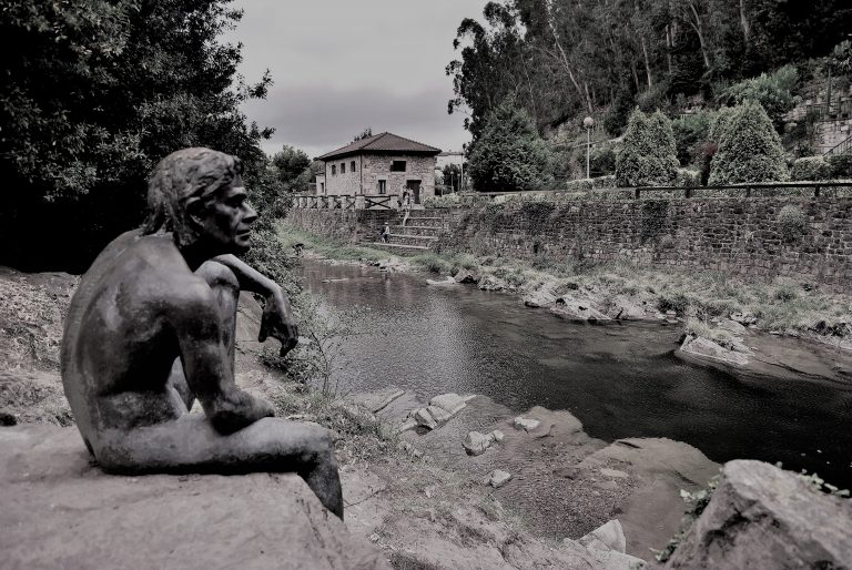Escultura del hombre pez de Liérganes. Liérganes. Cantabria.