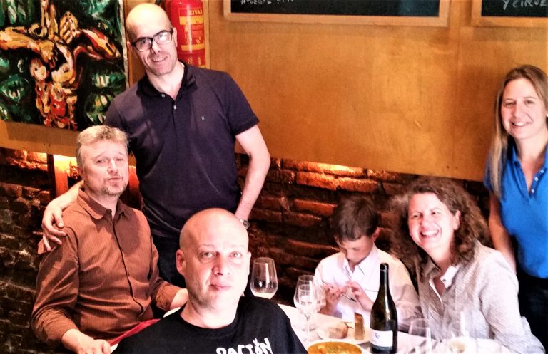 Juanma, Alberto, Luchini, Manuel, Almu y Mónica. Confraternizando en Asturianos. Madrid. Foto: Xavier Agulló.