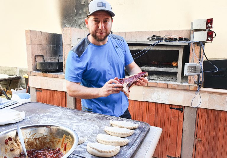 Diego Schattenhofer junto a su BBQ. Tenerife. Foto: Xavier Agulló.