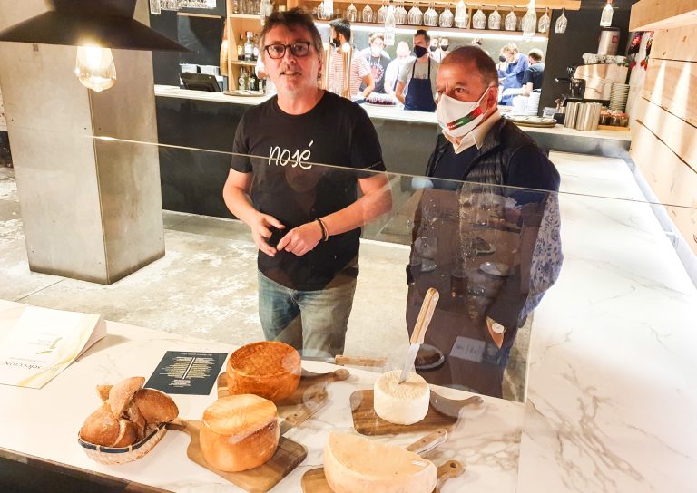 Andoni Luis Aduriz y Benjamín Lana en una de las cenas del congreso. San SEbastian Gastronomika 2020. Topa. San Sebastián. Foto: Xavier Agulló