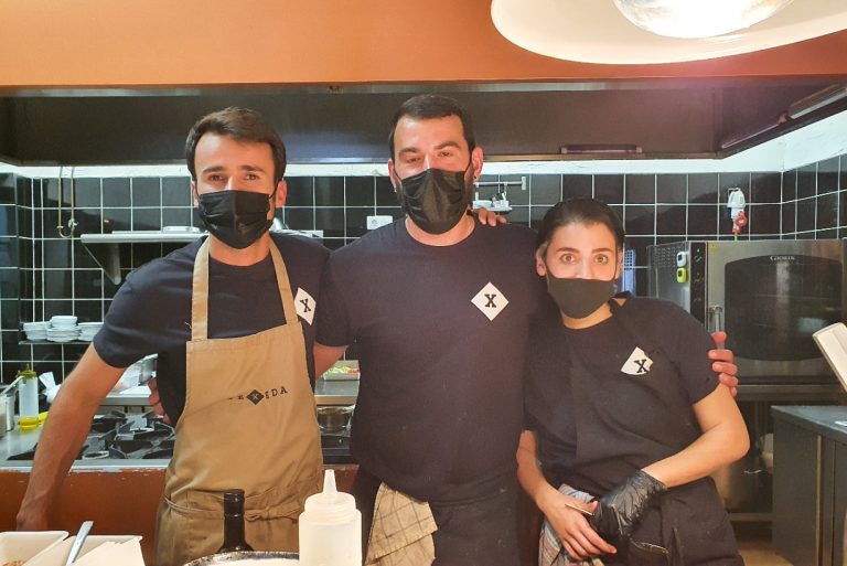 El equipo de cocina de Texeda. Tejeda. Gran Canaria. Foto: Xavier Agulló.
