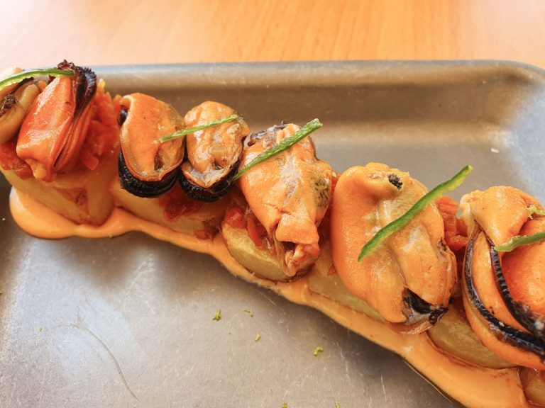Bravas con mejillones. Gamberro Bistró. Playa de San Juan, Guía de Isora. Tenerife. Islas Canarias. Foto: Xavier Agulló.