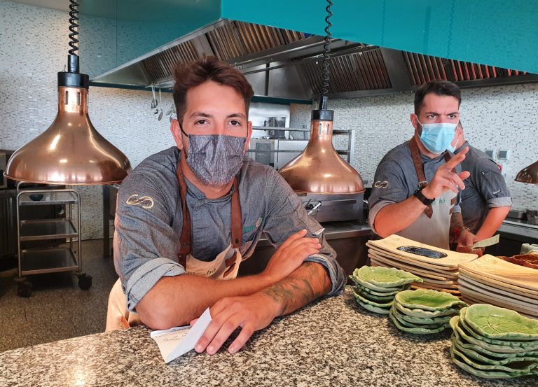 Adrián Bosch y Eduardo Domínguez. Restaurante San Hô. Hotel Royal Hideaway Corales. Tenerife. Islas Canarias. Foto: Xavier Agulló.