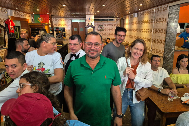 Joao Pablo Campos, entre sus feligreses. Velho Adonis. Rio de Janeiro. Brasil. Foto: Xavier Agulló