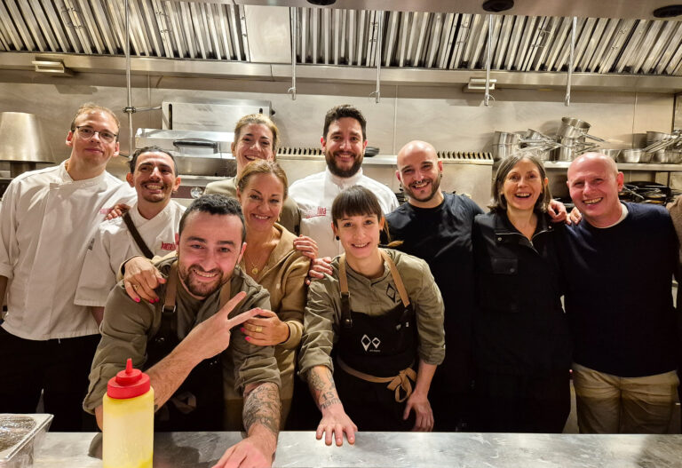 Bruno, Anna e Iris, al frente. Barrafina. Londres. Foto: Xavier Agulló.