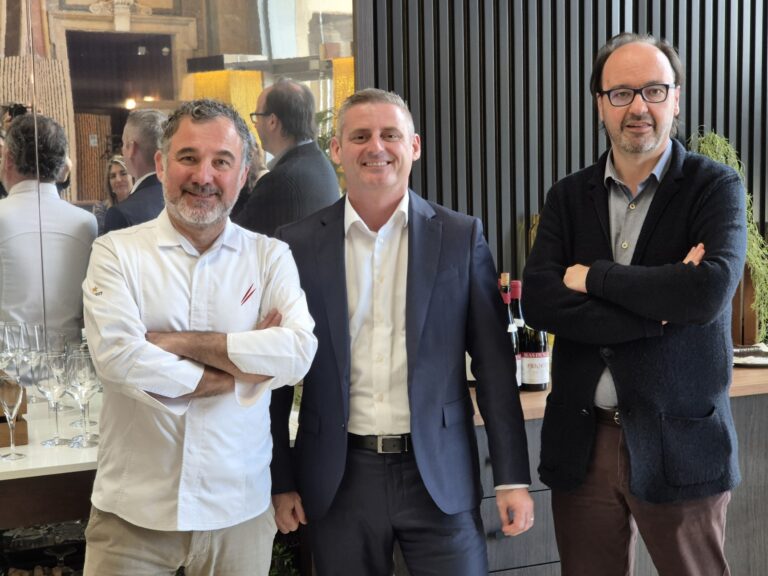 Albert Raurich con Francesco Ferretti (Vilaplana) y el director del MNAC, Pepe Serra. Foto: Xavier Agulló.