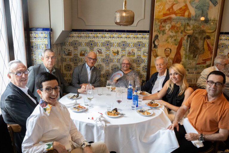 Rosa Gil, al fondo, con algunos de sus viejos amigos. Casa Leopoldo. Barcelona.