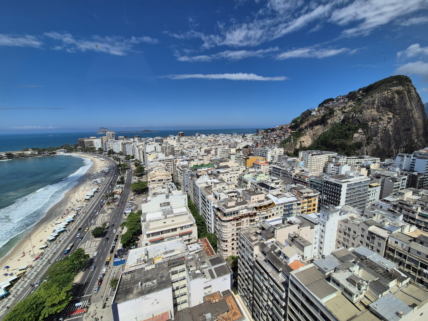 Desde el aula se ven desde la famosa playa de Copacabana hasta la favela, colgada en la montaña. Dos mundos cuyas fronteras quiere borar Diamante. Diamantes na cozinha. Rio de Janeiro (Brasil). Foto: Xavier Agulló. 