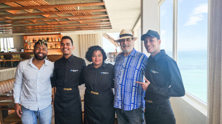Xavier, con João Dimante (izquierda) y los alumnos Everaldo Queiroz de Santana hijo, Sheila Santana de Oliveira y Fabio Caze Vaz. Diamentes na cozinha. Rio de Janeiro (Brasil). Foto: Gastrophoto_